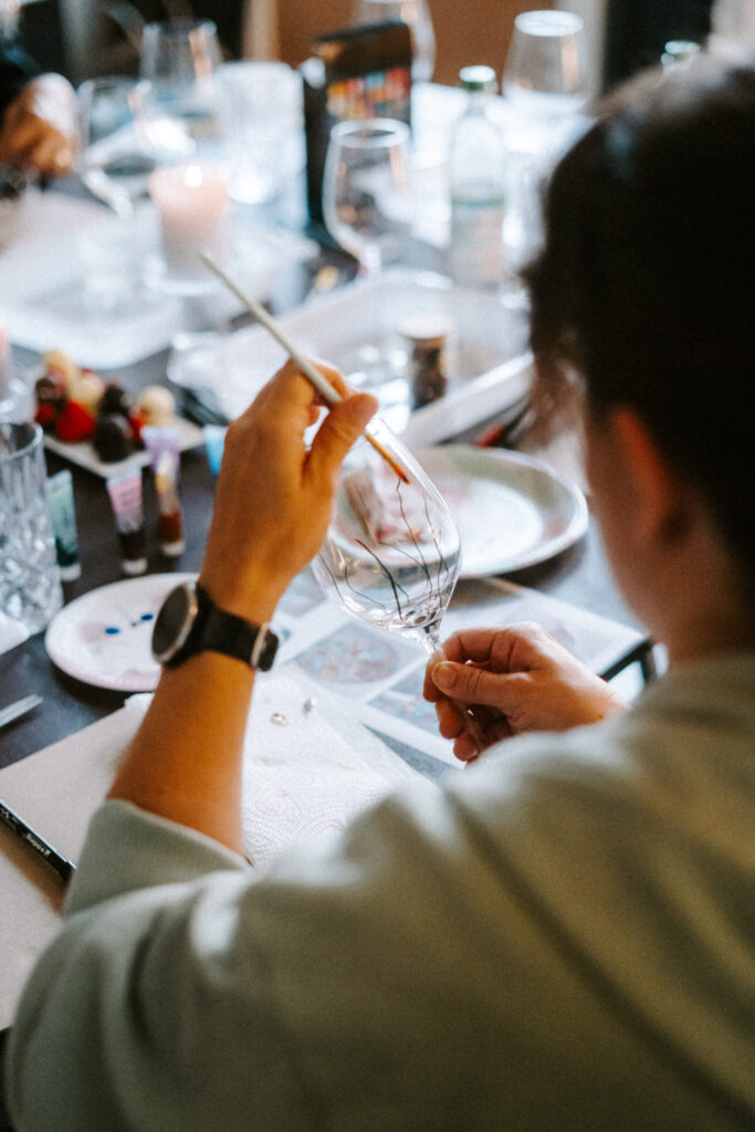 25 05 28 glaeser bemalen aichach020 scaled.jpg