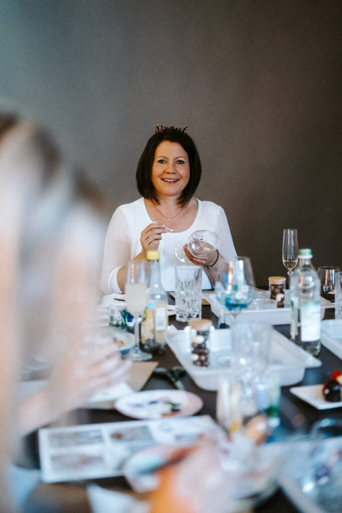 25 05 28 glaeser bemalen aichach021 scaled.jpg