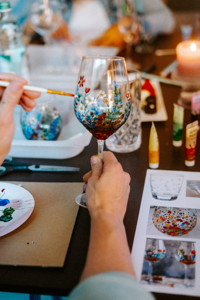 25 05 28 glaeser bemalen aichach025 scaled.jpg